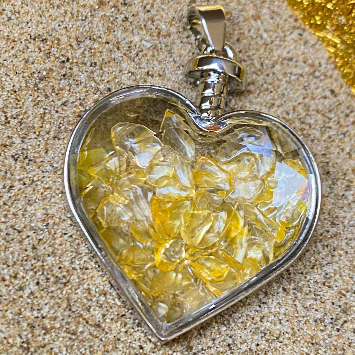 Anhänger, Heilstein, herzförmiges Glas mit Citrin Splitter, Fassung Metall, alternative Methoden, Steinschmuck