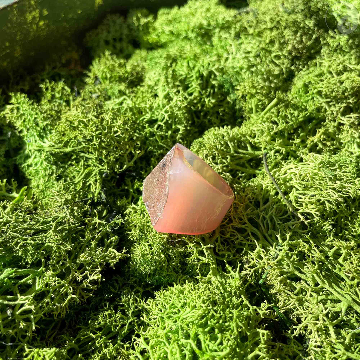 Stein-Ring mit weißem Top auf Moosbett, Heilstein-Schmuck, alternative Methoden