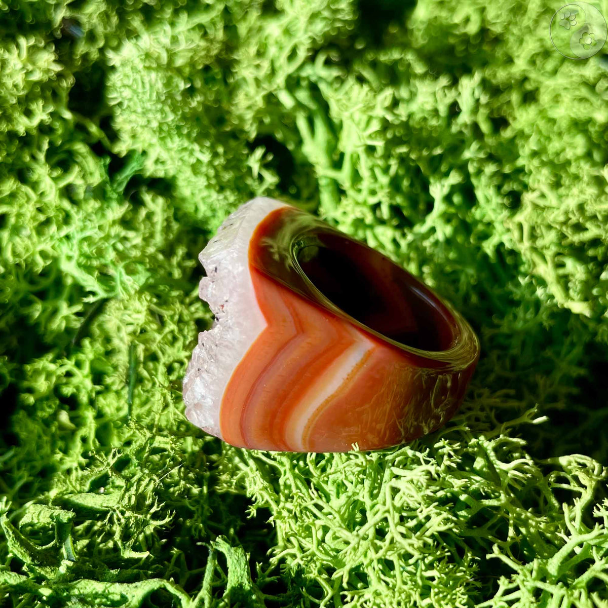Stein-Ring mit weißem Top auf Moosbett, Heilstein-Schmuck, alternative Methoden