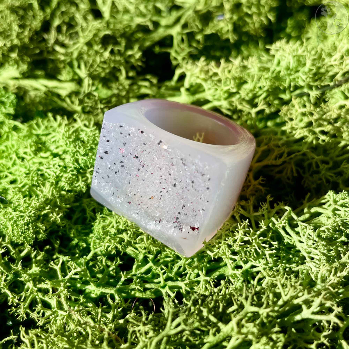 Stein-Ring mit weißem Top auf Moosbett, Heilstein-Schmuck, alternative Methoden