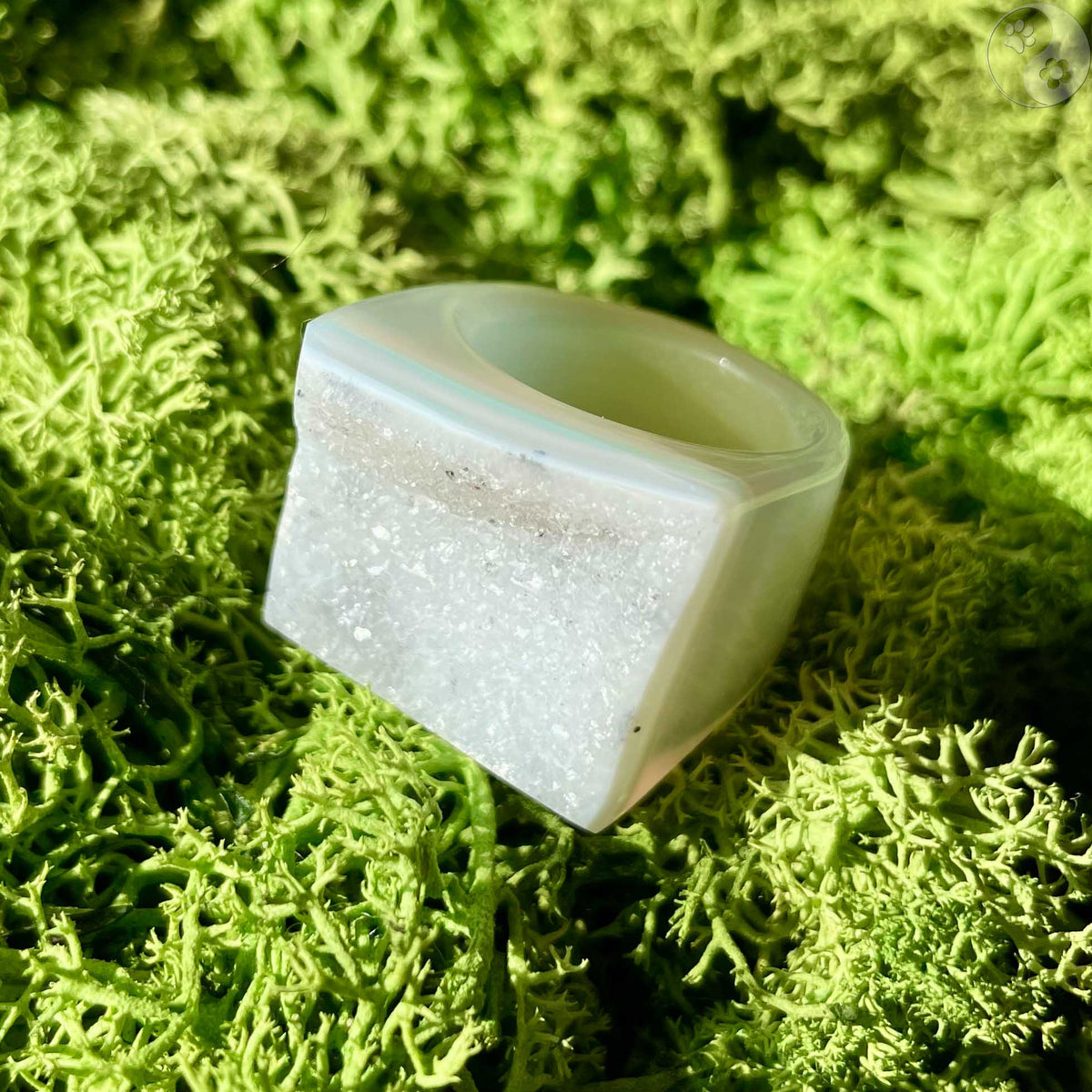 Stein-Ring mit weißem Top auf Moosbett, Heilstein-Schmuck, alternative Methoden