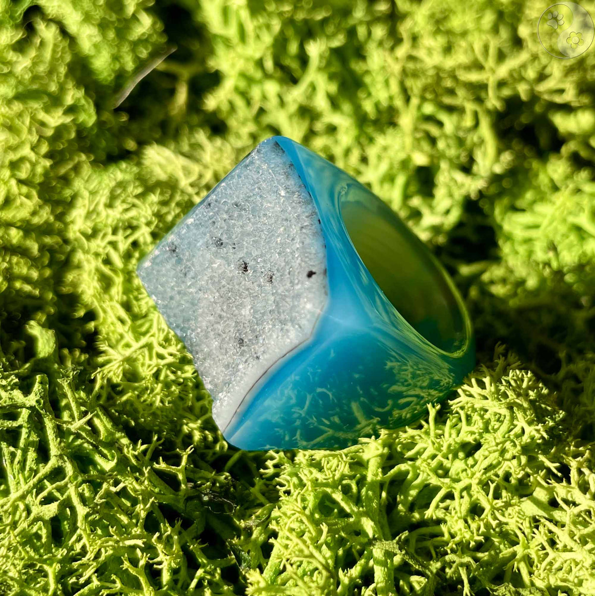 Stein-Ring mit weißem Top auf Moosbett, Heilstein-Schmuck, alternative Methoden