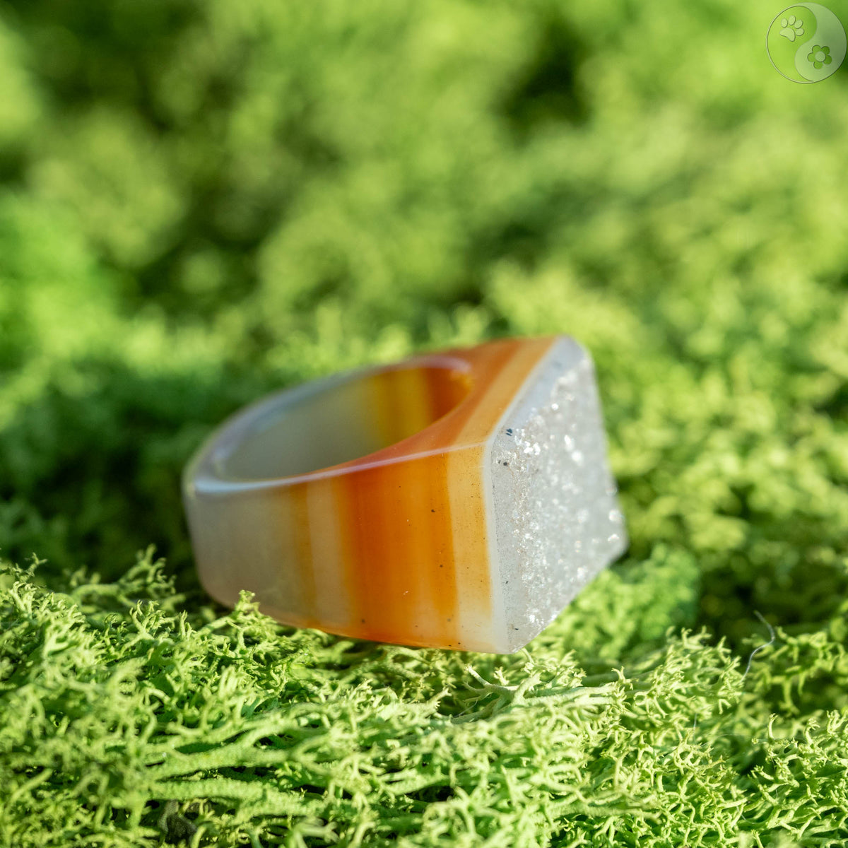 Stein-Ring mit weißem Top auf Moosbett, Heilstein-Schmuck, alternative Methoden