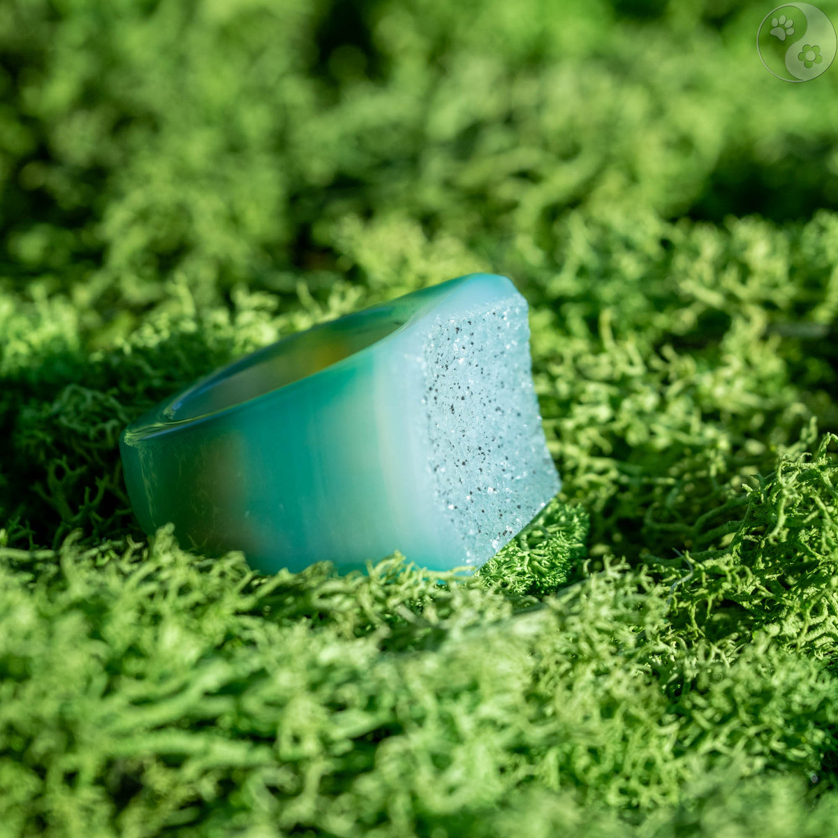 Stein-Ring mit weißem Top auf Moosbett, Heilstein-Schmuck, alternative Methoden