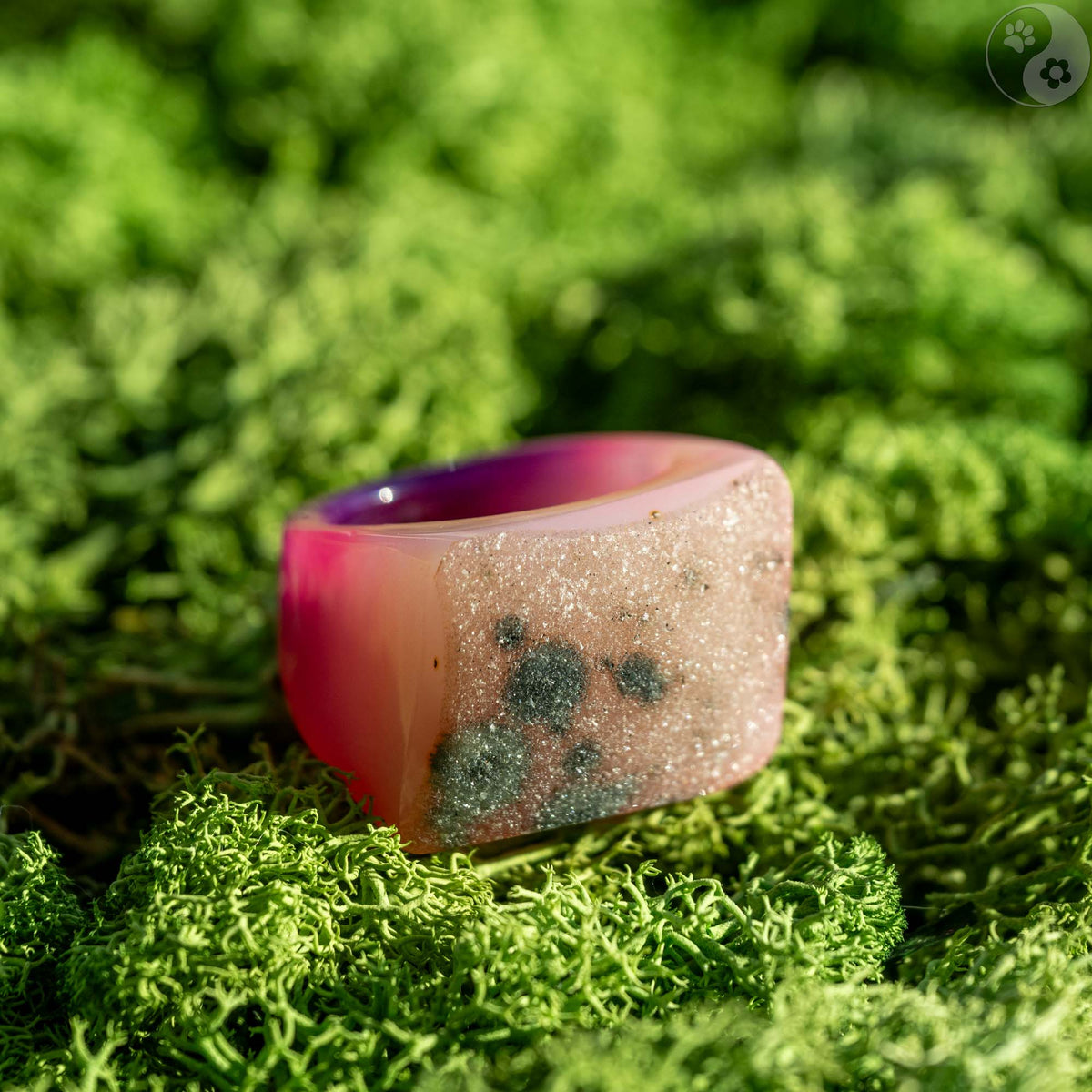 Stein-Ring mit weißem Top auf Moosbett, Heilstein-Schmuck, alternative Methoden