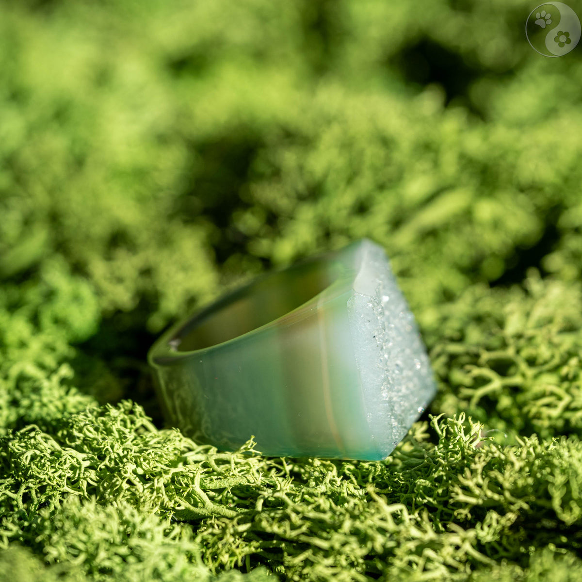 Stein-Ring mit weißem Top auf Moosbett, Heilstein-Schmuck, alternative Methoden