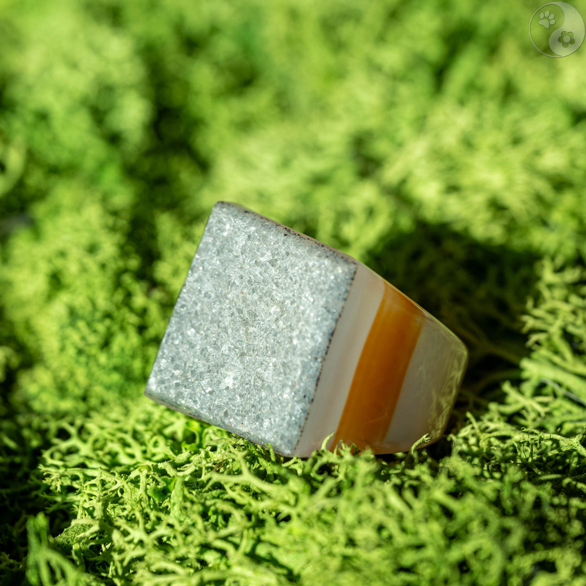 Stein-Ring mit weißem Top auf Moosbett, Heilstein-Schmuck, alternative Methoden