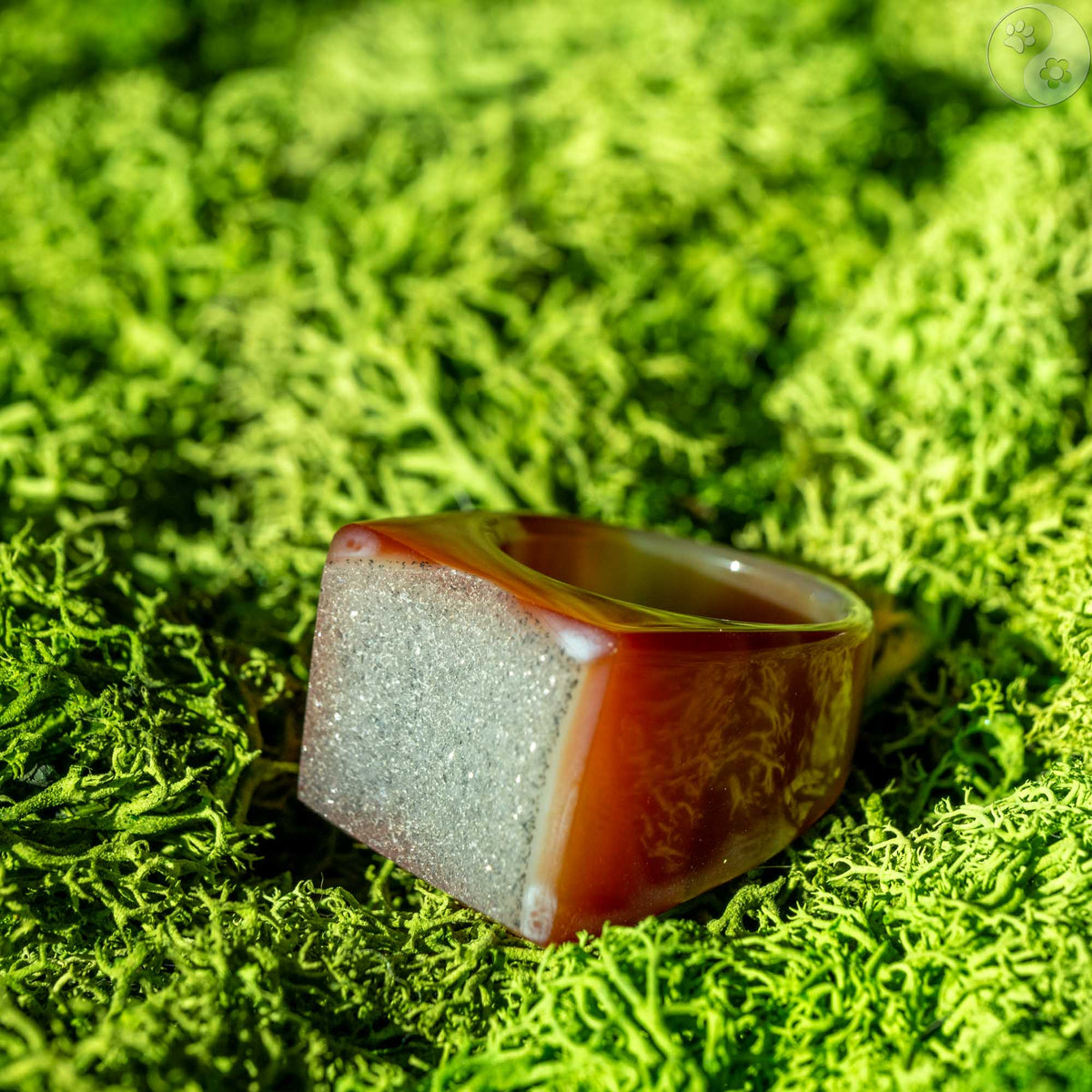 Stein-Ring mit weißem Top auf Moosbett, Heilstein-Schmuck, alternative Methoden