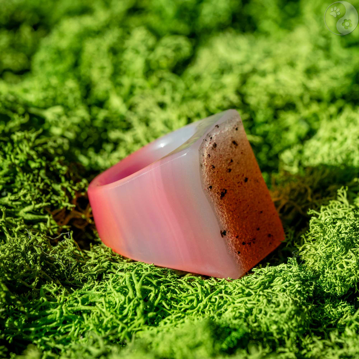 Stein-Ring mit weißem Top auf Moosbett, Heilstein-Schmuck, alternative Methoden