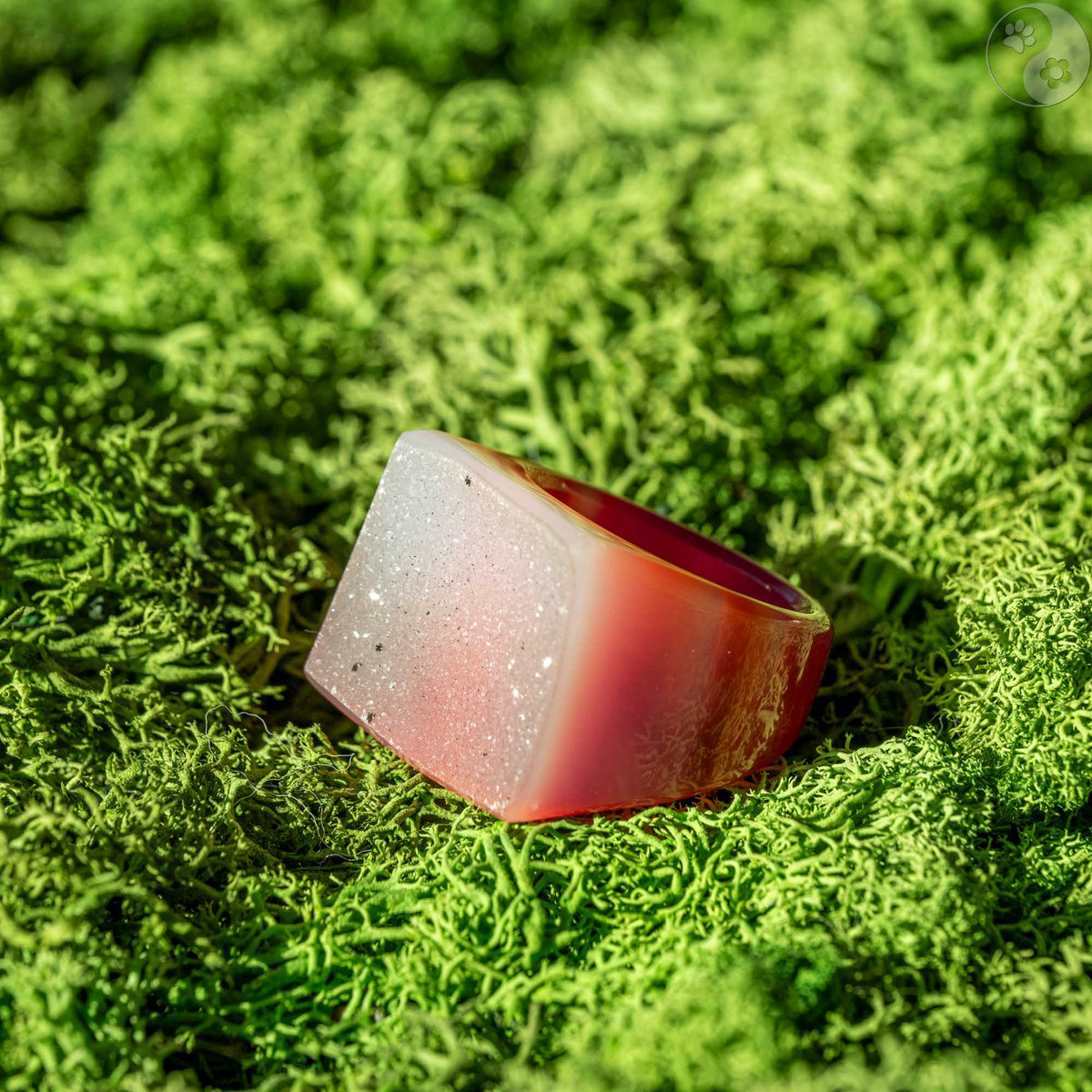 Stein-Ring mit weißem Top auf Moosbett, Heilstein-Schmuck, alternative Methoden
