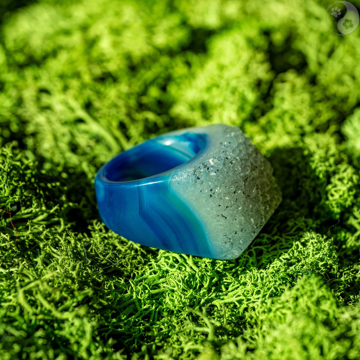 Stein-Ring mit weißem Top auf Moosbett, Heilstein-Schmuck, alternative Methoden