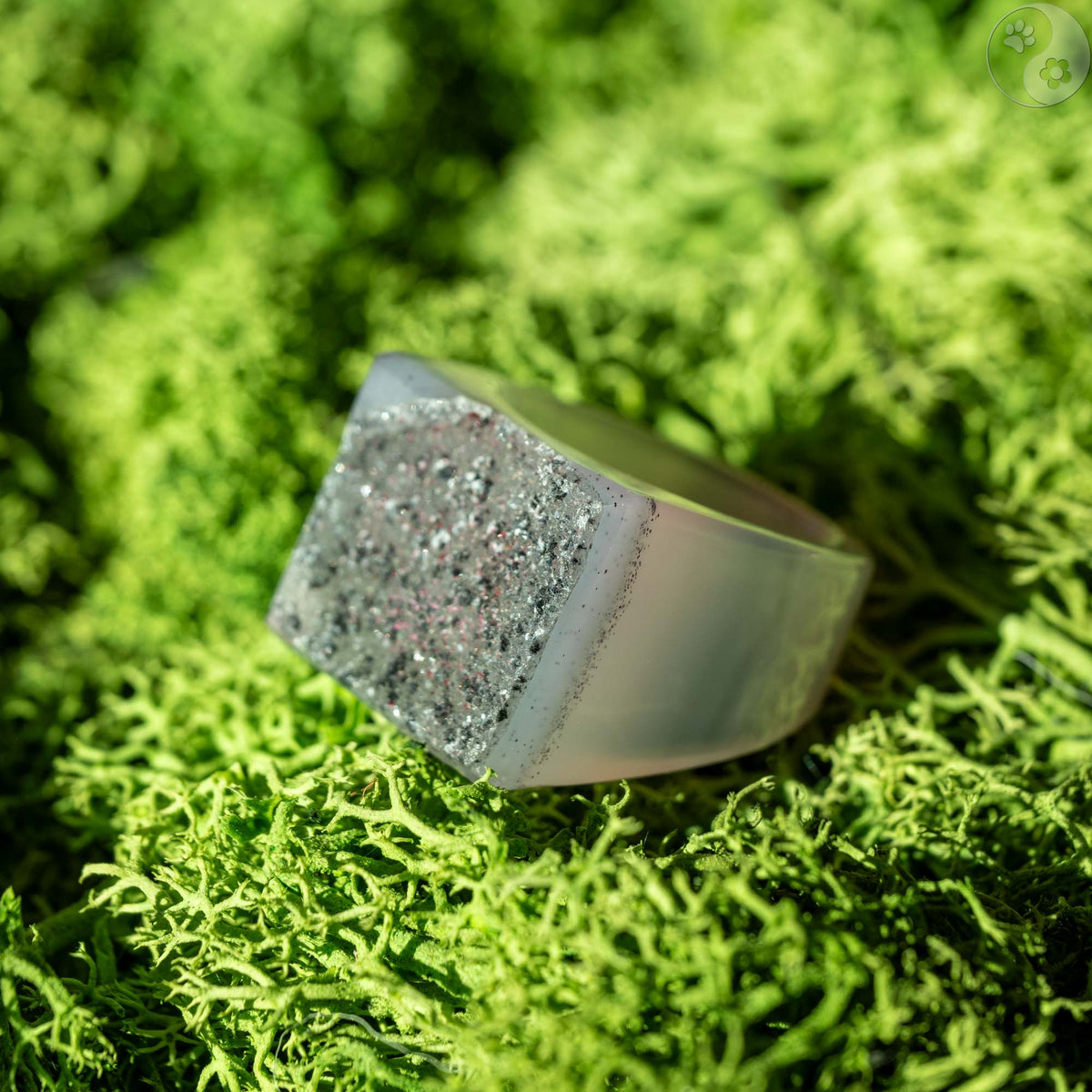Stein-Ring mit weißem Top auf Moosbett, Heilstein-Schmuck, alternative Methoden
