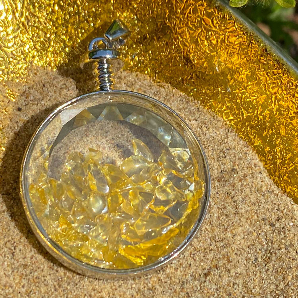 Anhänger, Heilstein, rundes Glas mit Citrin Splittern, Fassung Metall, alternative Methoden, Steinschmuck