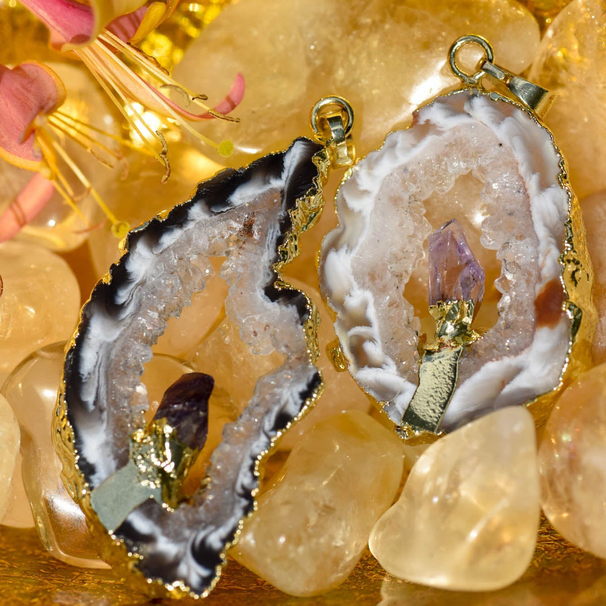 Anhänger, Heilstein, Druse, Hohlraum mit Amethyst, Einfassung und Öse aus Metall, Achat, alternative Methoden, Steinschmuck
