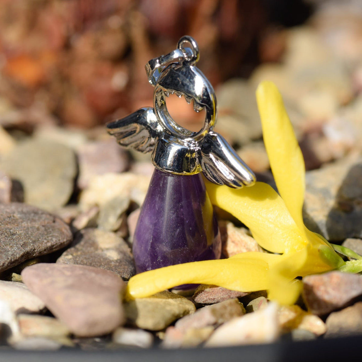 Anhänger, Heilstein in Tropfenform, Metallfassung mit Engelkopf und Flügel, Amethyst, alternative Methoden, Steinschmuck