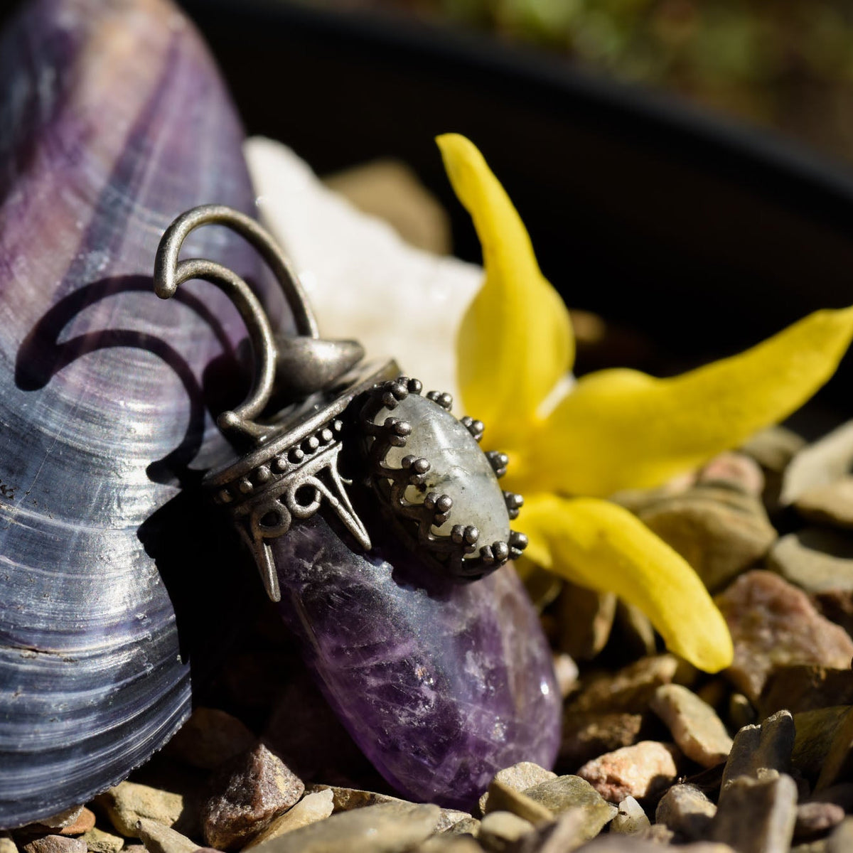 Anhänger, ovaler Heilstein, Metallfassung, Öse in Form von Mond, Amethyst, alternative Methoden, Steinschmuck
