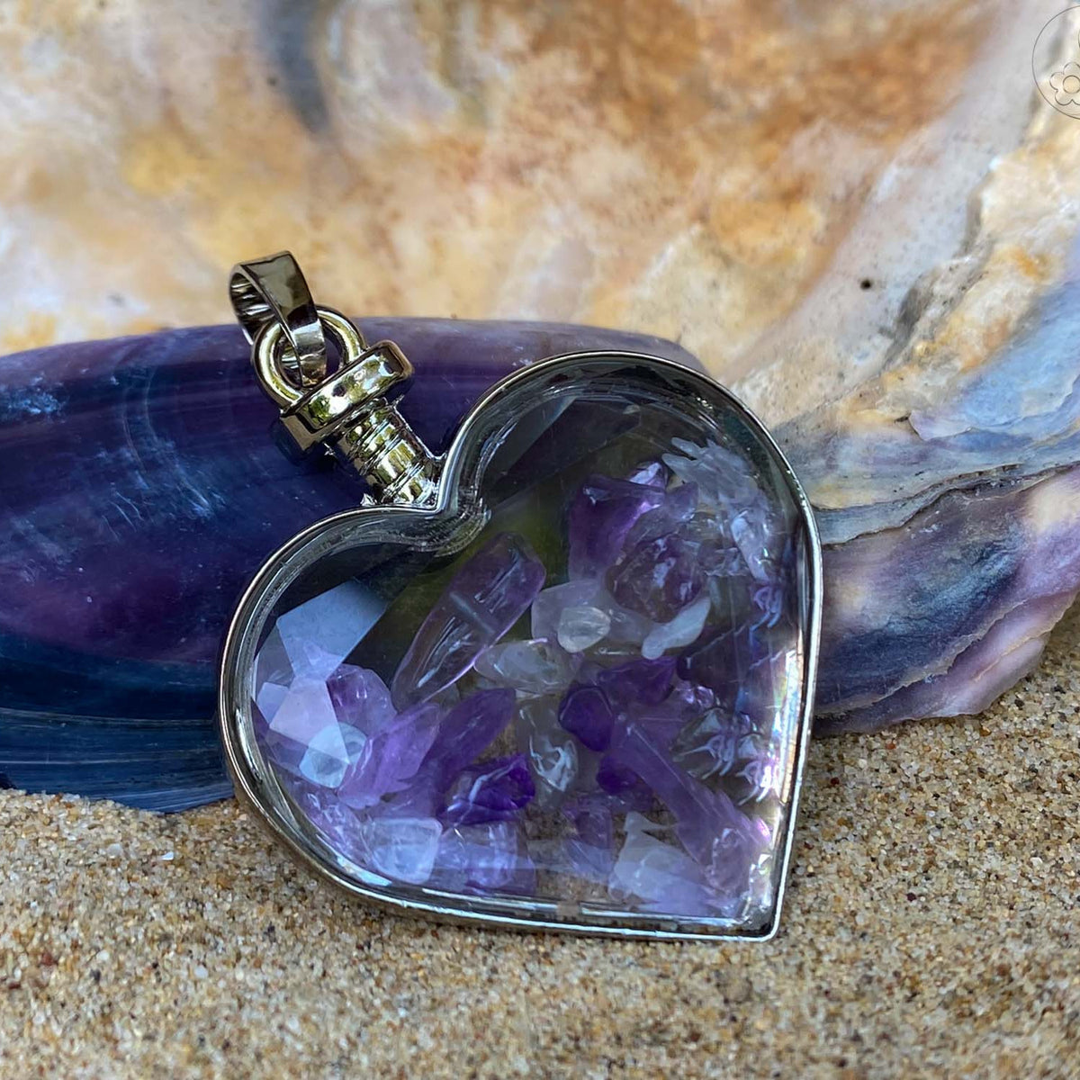 Anhänger, Heilstein, herzförmiges Glas mit Amethyst Splittern, Fassung Metall, alternative Methoden, Steinschmuck