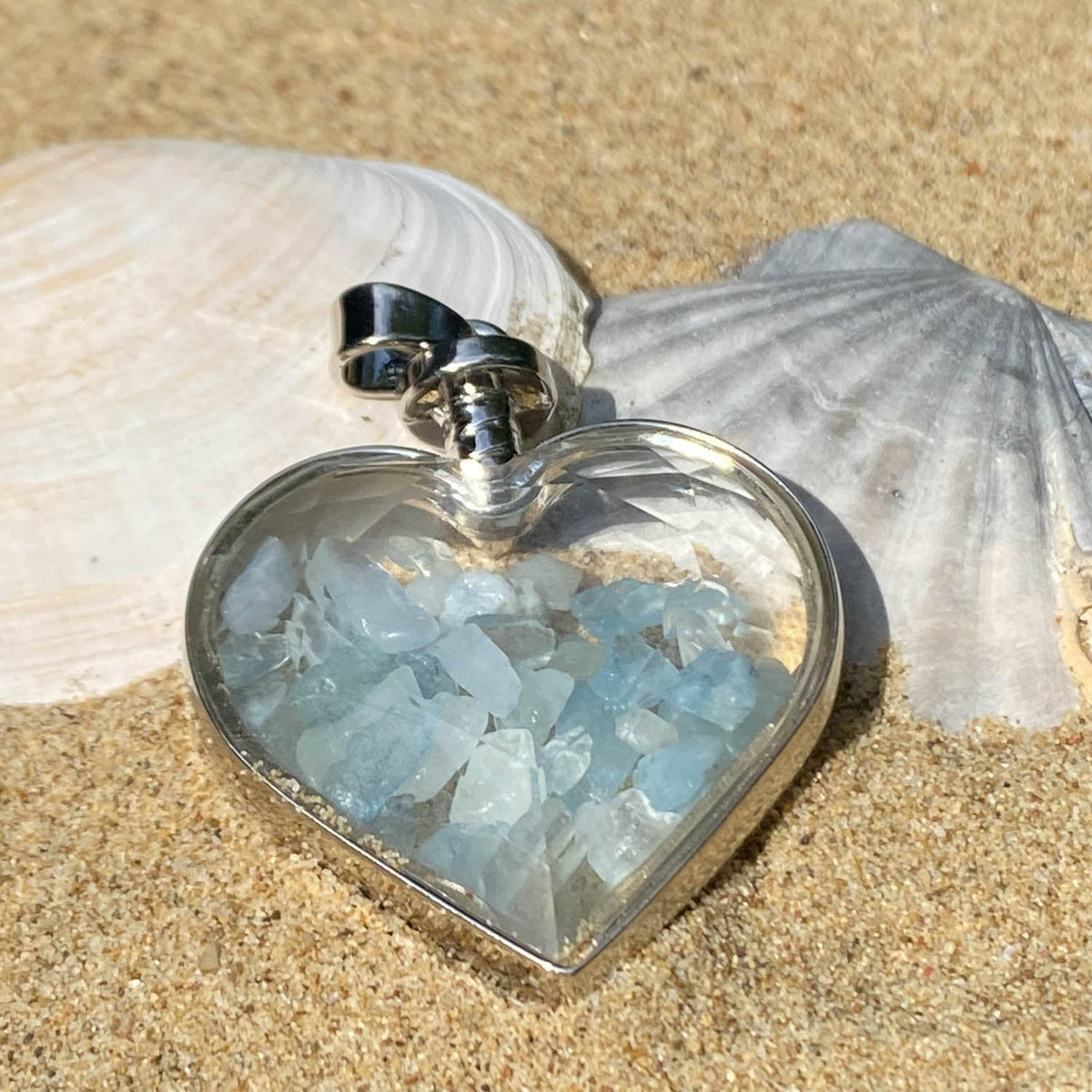 Anhänger, Heilstein, herzförmiges Glas mit Aquamarin Splittern, Fassung Metall, alternative Methoden, Steinschmuck