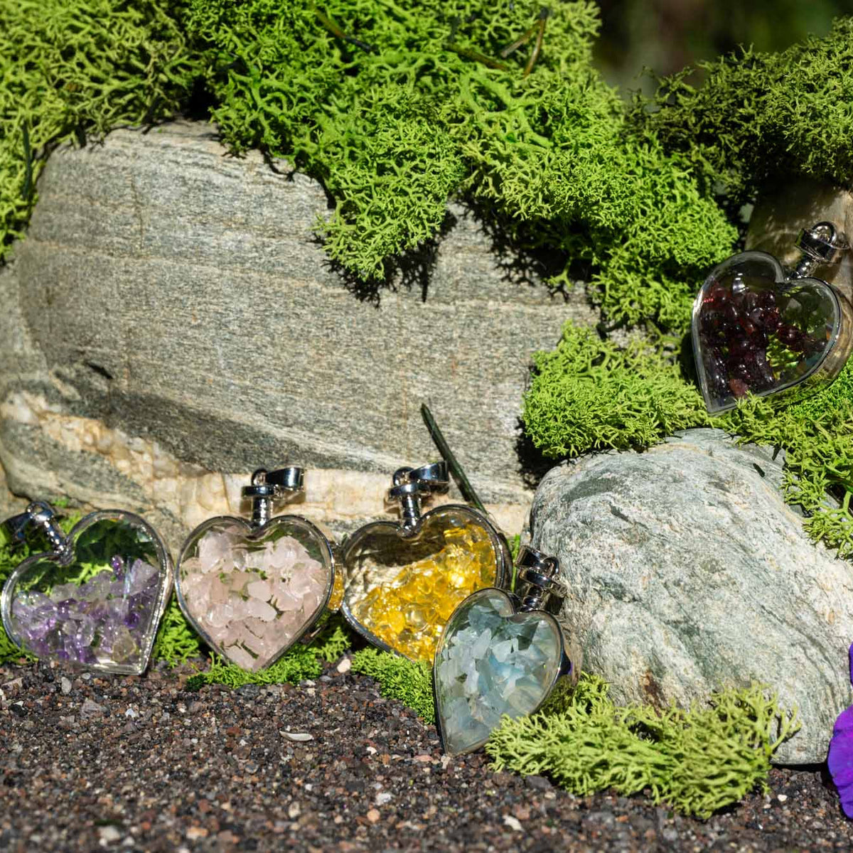 Anhänger, Heilstein, herzförmiges Glas mit unterschiedlichen Heilsteinsplittern, Fassung Metall, alternative Methoden, Steinschmuck