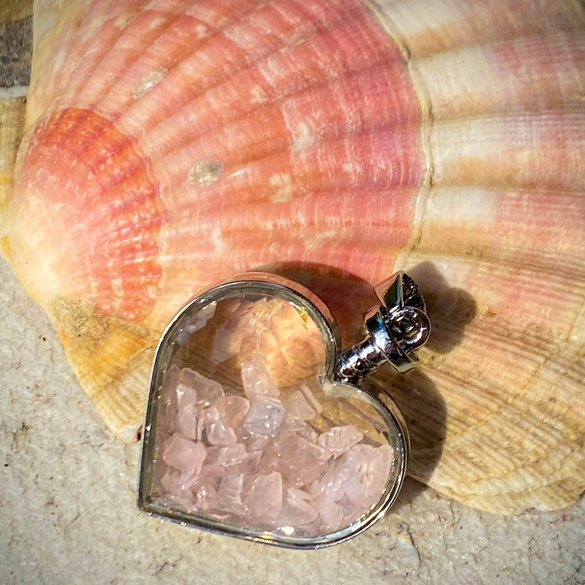 Anhänger, Heilstein, herzförmiges Glas mit Rosenquarz Splittern, Fassung Metall, alternative Methoden, Steinschmuck