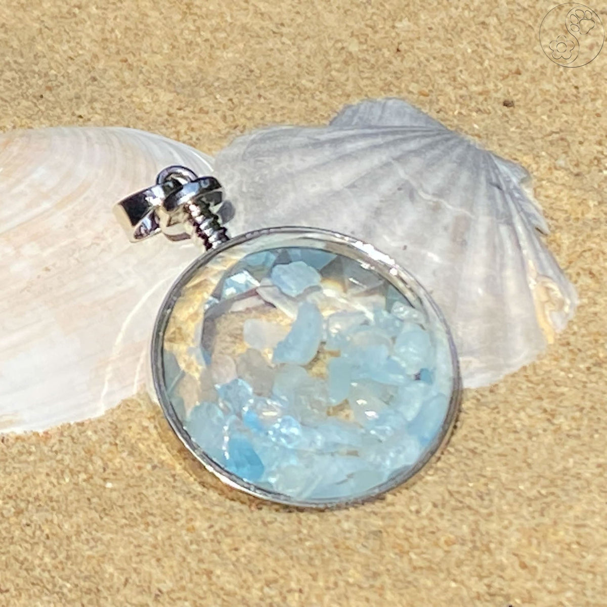 Anhänger, Heilstein, rundes Glas mit Aquamarin Splittern, Fassung Metall, alternative Methoden, Steinschmuck
