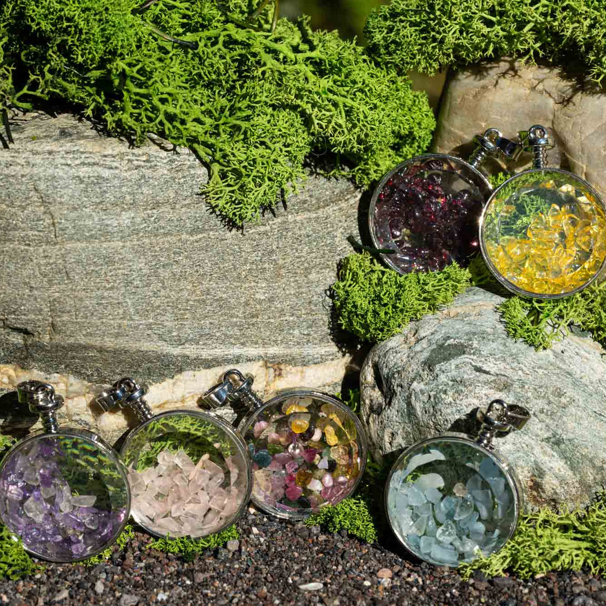 Anhänger, Heilstein, kreisförmiges Glas mit unterschiedlichen Heilsteinsplittern, Fassung Metall, alternative Methoden, Steinschmuck