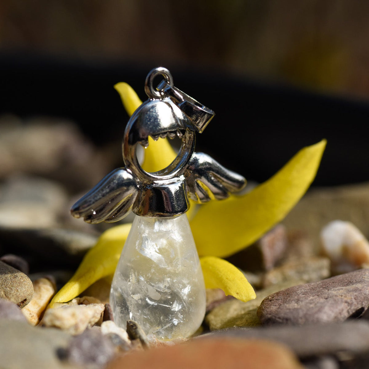 Anhänger, Heilstein in Tropfenform, Metallfassung mit Engelkopf und Flügel, Bergkristall, alternative Methoden, Steinschmuck