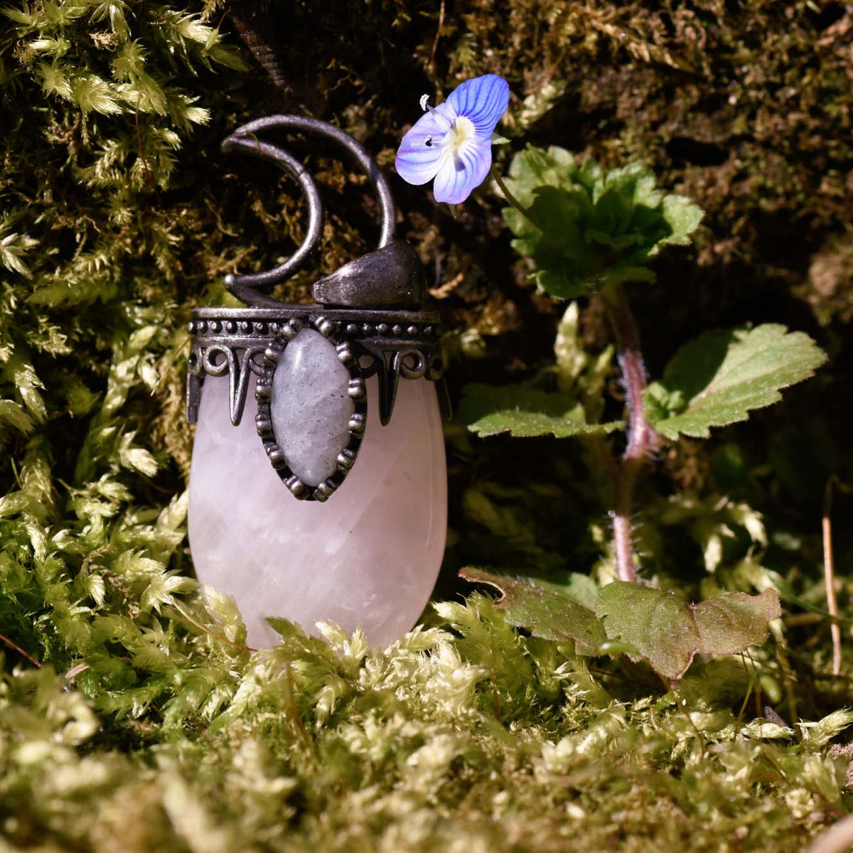 Anhänger, ovaler Heilstein, Metallfassung, Öse in Form von Mond, Rosenquarz, alternative Methoden, Steinschmuck