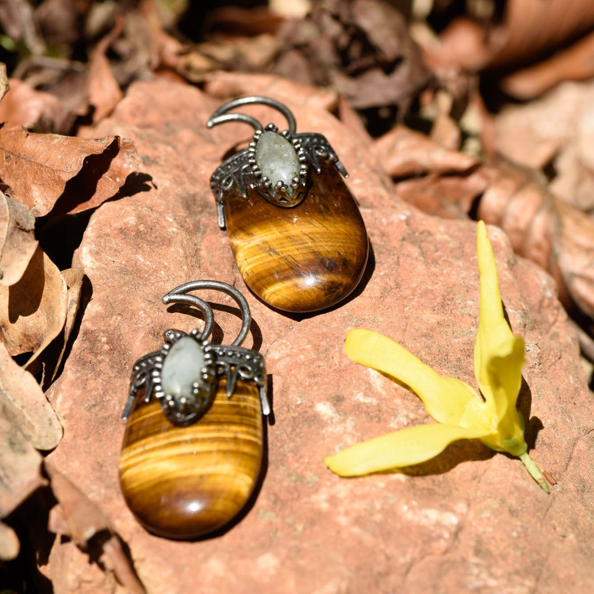 Anhänger, ovaler Heilstein, Metallfassung, Öse in Form von Mond, Tigerauge, alternative Methoden, Steinschmuck