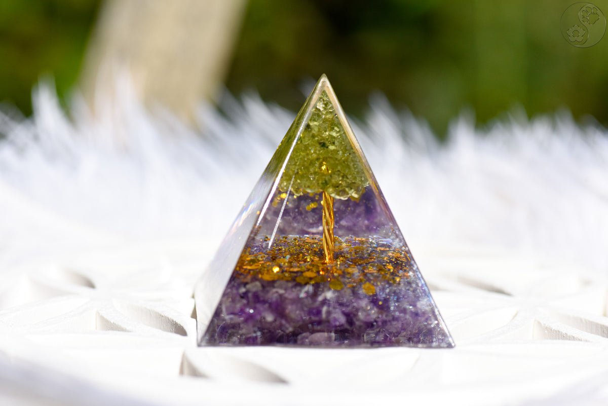 Pyramide aus Epoxidharz, Amethystsplitter, Peridot Bäumchen, Schutz vor Elektrosmog, alternative Methoden