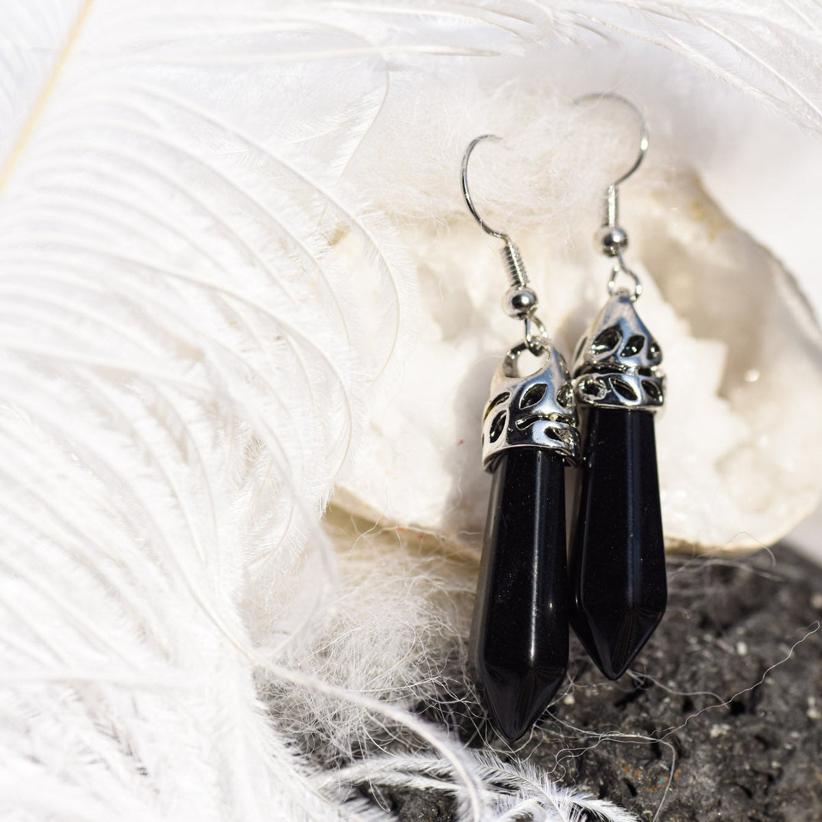 Ohrringe, Haken, Metallfassung, Heilstein in Kristallform, schwarzer Achat, alternative Methoden, Steinschmuck