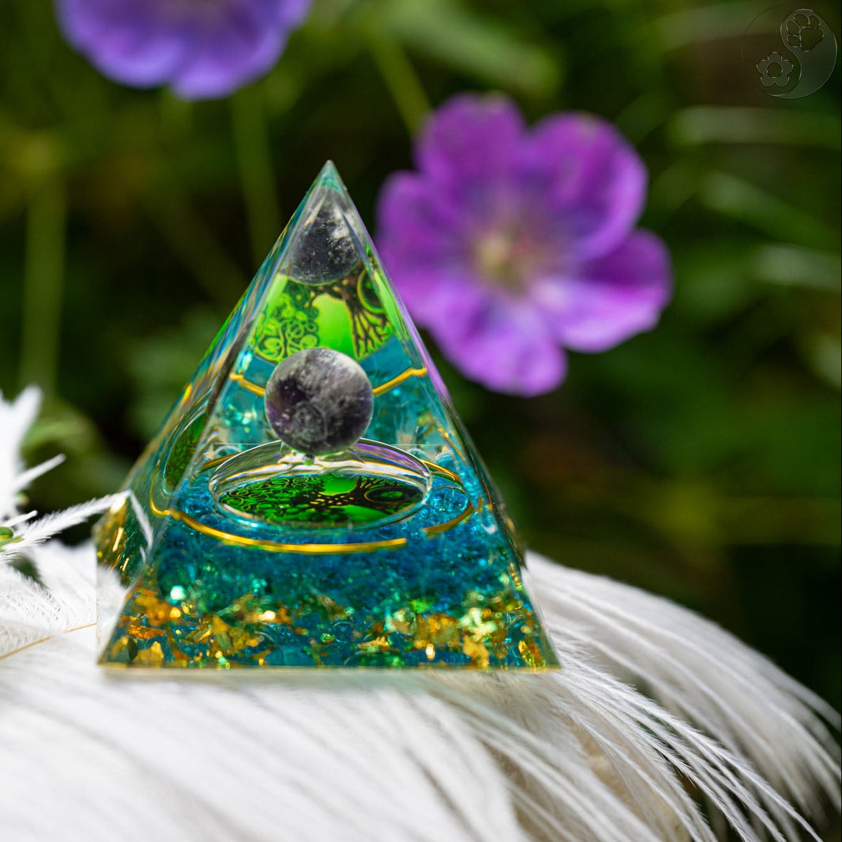 Pyramide aus Epoxidharz, Heilsteinkugel aus Amethyst, Lebensbaum Symbol, Schutz vor Elektrosmog, alternative Methoden