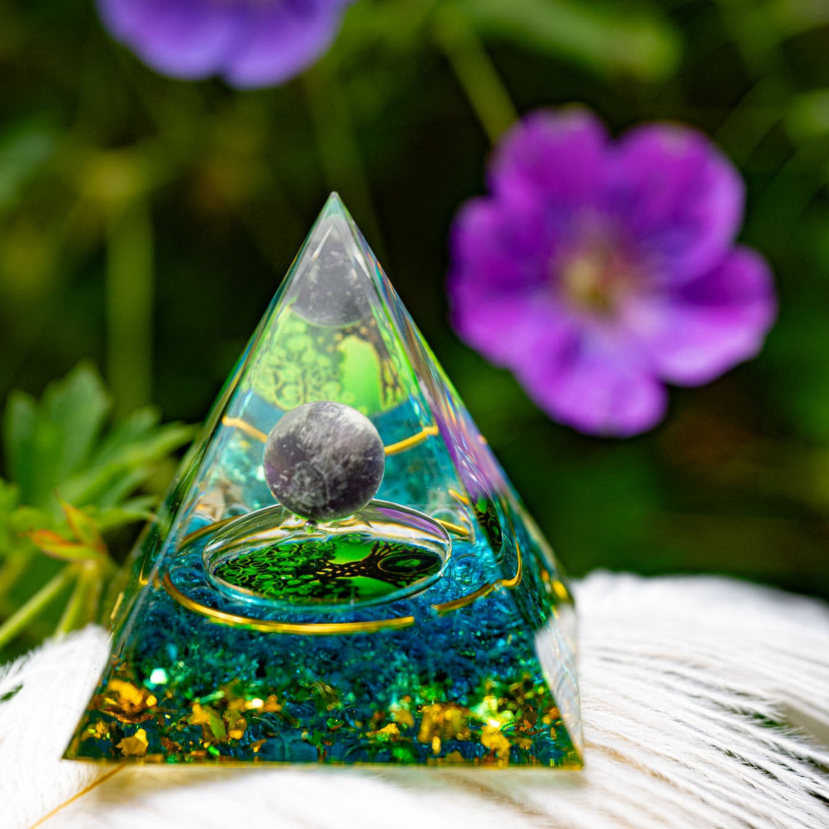 Pyramide aus Epoxidharz, Heilsteinkugel aus Amethyst, Lebensbaum Symbol, Schutz vor Elektrosmog, alternative Methoden