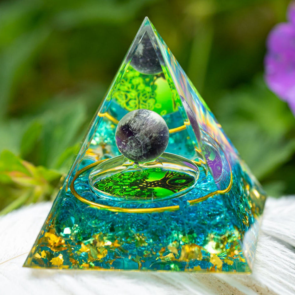 Pyramide aus Epoxidharz, Heilsteinkugel aus Amethyst, Lebensbaum Symbol, Schutz vor Elektrosmog, alternative Methoden