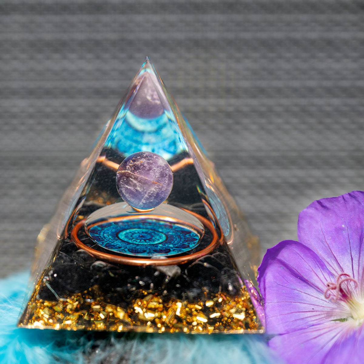 Pyramide aus Epoxidharz, Heilsteinkugel aus Amethyst, Mandala Symbol, Schutz vor Elektrosmog, alternative Methoden