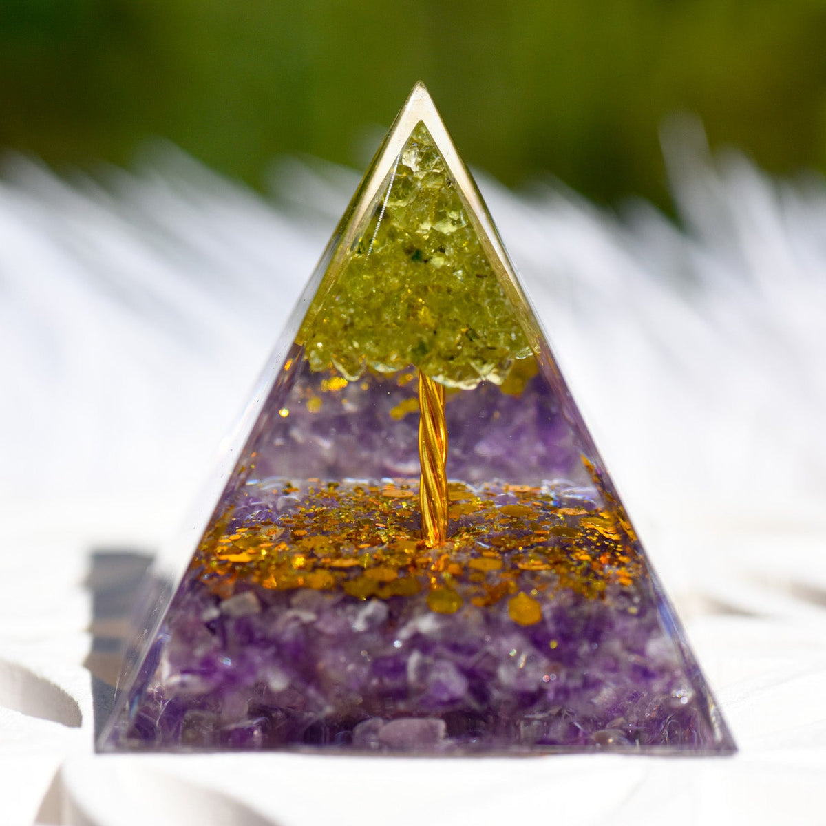 Pyramide aus Epoxidharz, Heilsteine aus Amethyst, Bäumchen aus Peridot, Schutz vor Elektrosmog, alternative Methoden