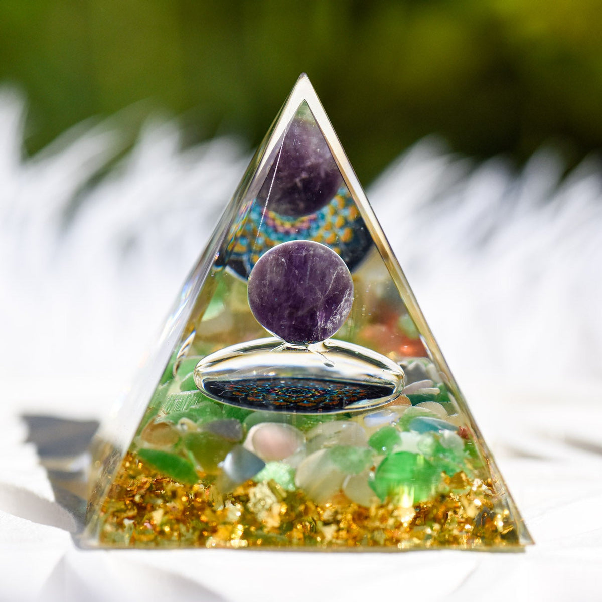 Pyramide aus Epoxidharz, Heilsteinkugel Amethyst, Symbol Rosettenblume, Schutz vor Elektrosmog, alternative Methoden