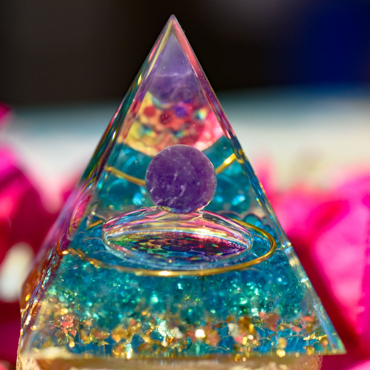 Pyramide aus Epoxidharz, Heilsteinkugel aus Amethyst, Symbol Chakra Blume, Schutz vor Elektrosmog, alternative Methoden