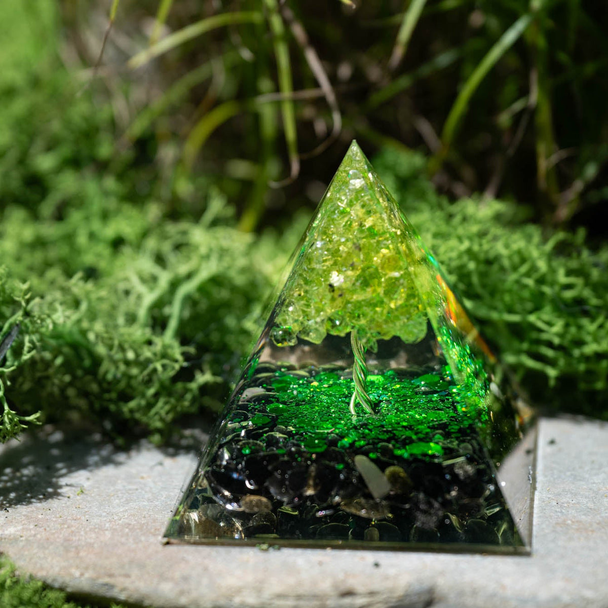 Pyramide aus Epoxidharz, Heilsteinsplitter aus Obsidian, Peridot Baum, Schutz vor Elektrosmog, alternative Methoden