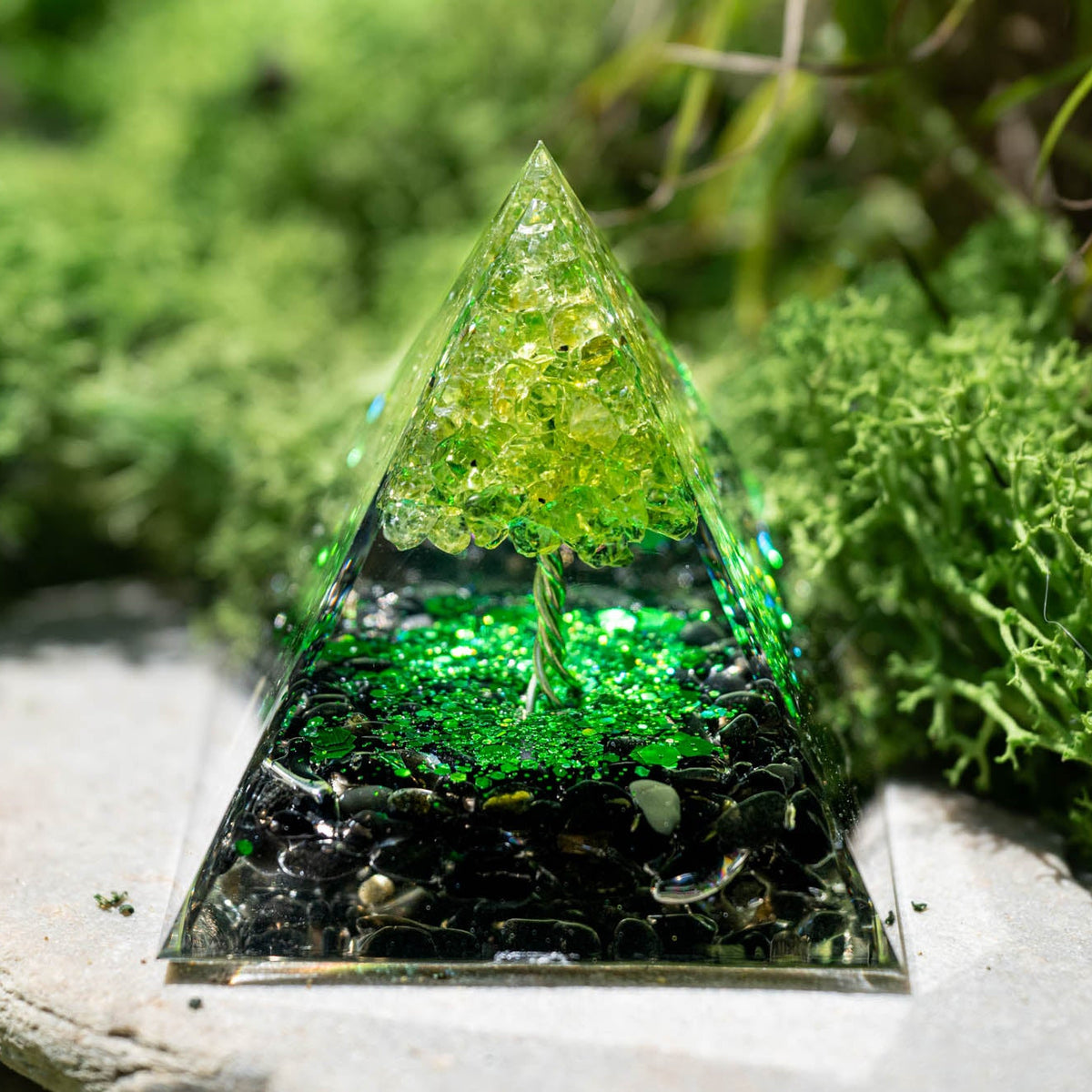 Pyramide aus Epoxidharz, Heilsteinsplitter aus Obsidian, Peridotbaum, Schutz vor Elektrosmog, alternative Methoden