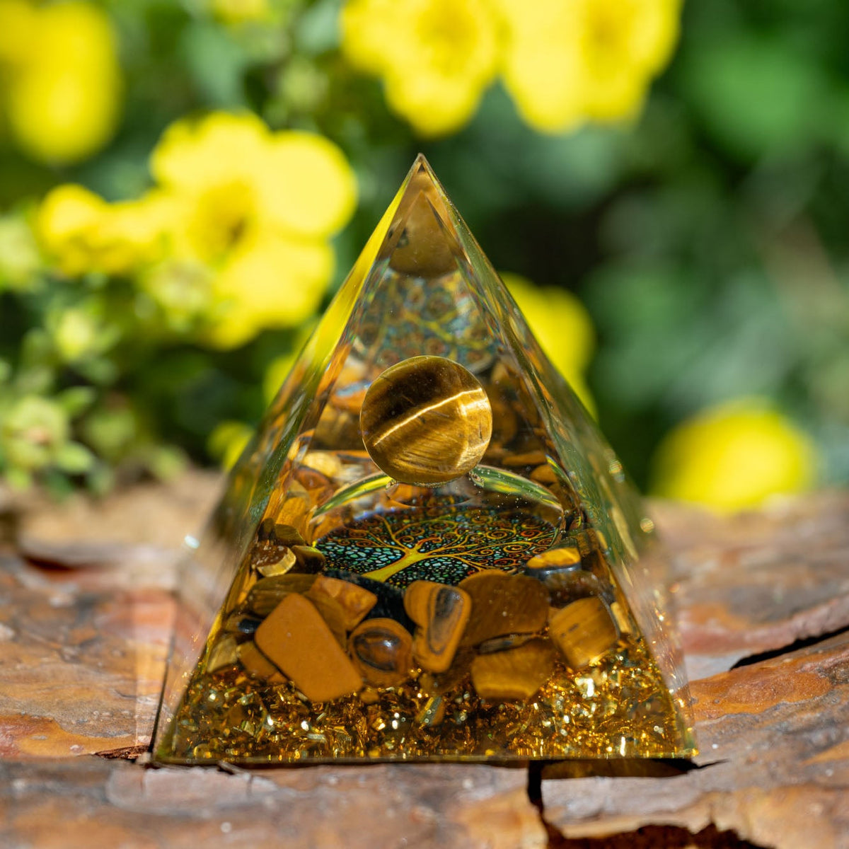 Pyramide aus Epoxidharz, Heilsteinkugel und Steine Tigerauge, Symbol Lebensbaum, Schutz vor Elektrosmog, alternative Methoden