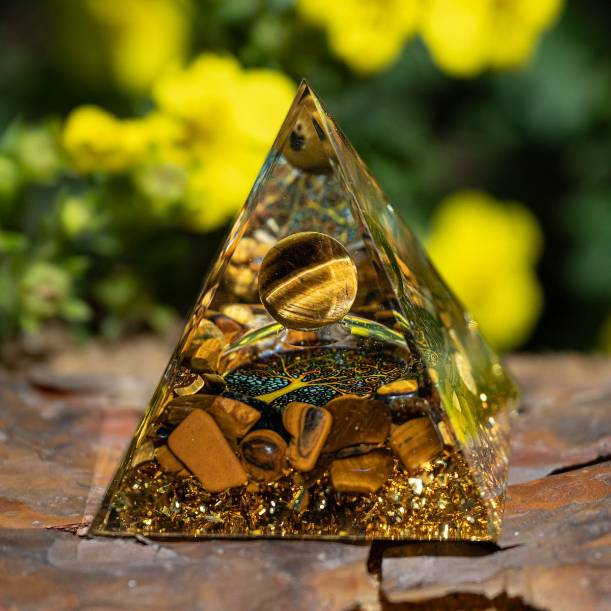 Pyramide aus Epoxidharz, Heilsteinkugel aus Tigerauge, Lebensbaum Symbol, Schutz vor Elektrosmog, alternative Methoden