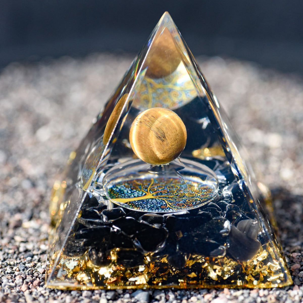 Pyramide aus Epoxidharz, Heilsteinkugel aus Tigerauge, Lebensbaum Symbol, Schutz vor Elektrosmog, alternative Methoden