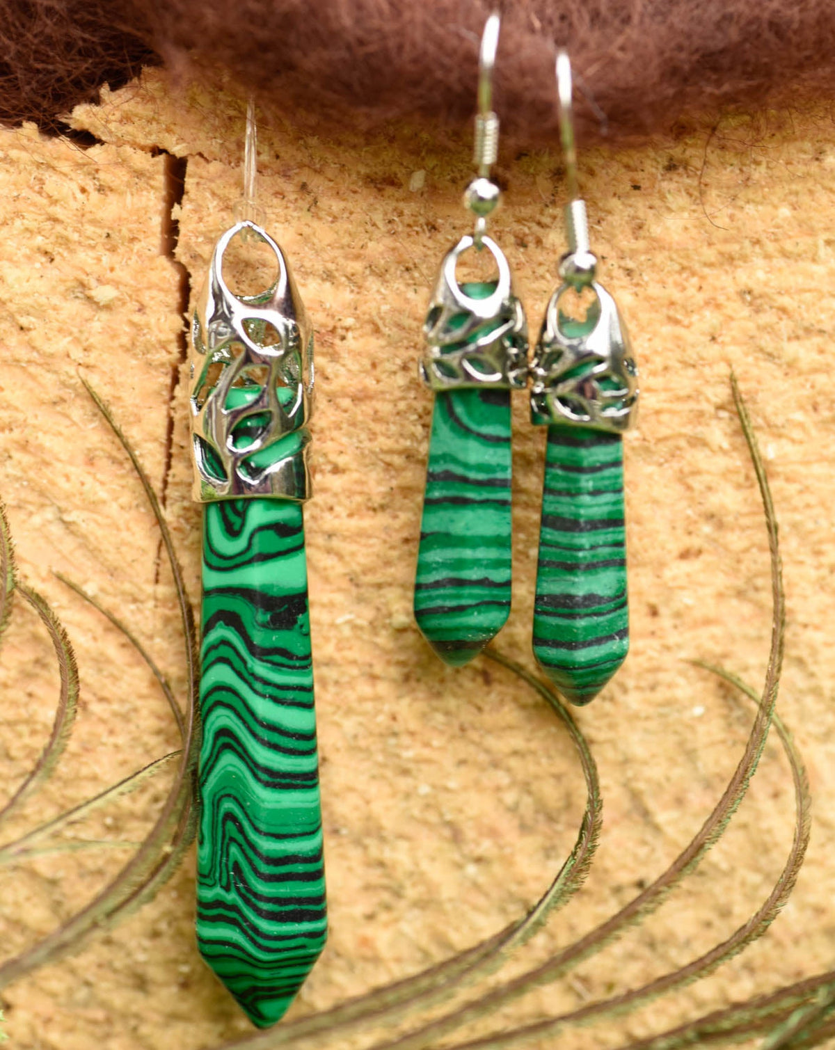 Anhänger, Ohrringe mit Haken, Metallfassung, Heilstein in Kristallform, Malachit, alternative Methoden, Steinschmuck
