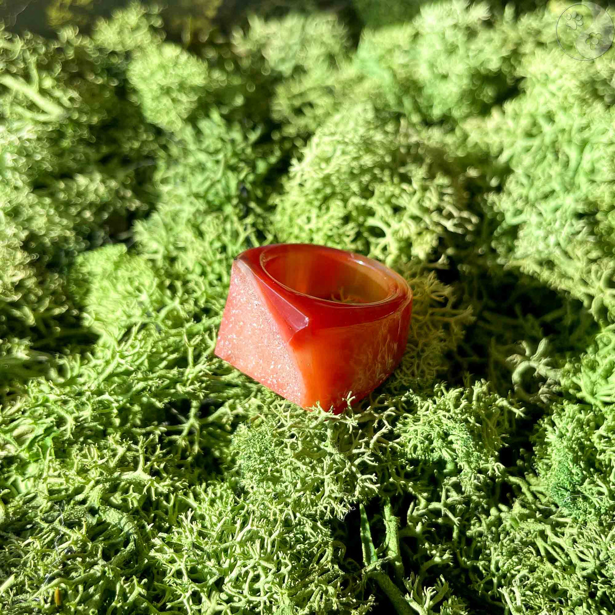 Stein-Ring mit weißem Top auf Moosbett, Heilstein-Schmuck, alternative Methoden