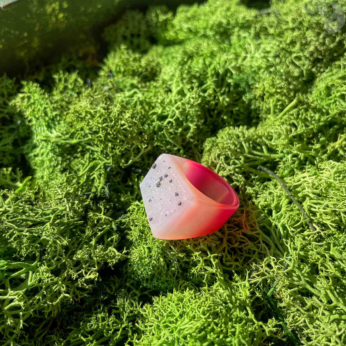 Stein-Ring mit weißem Top auf Moosbett, Heilstein-Schmuck, alternative Methoden