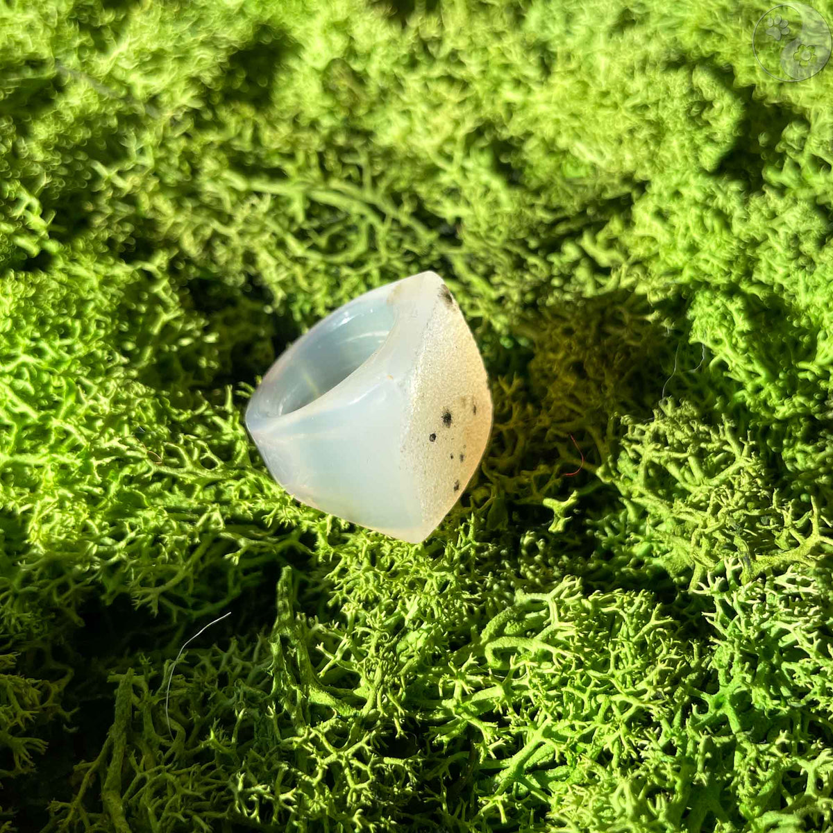 Stein-Ring mit weißem Top auf Moosbett, Heilstein-Schmuck, alternative Methoden