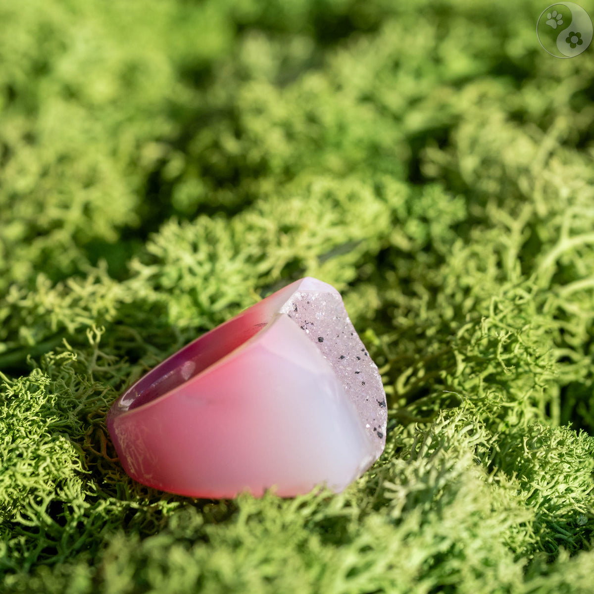 Stein-Ring mit weißem Top auf Moosbett, Heilstein-Schmuck, alternative Methoden