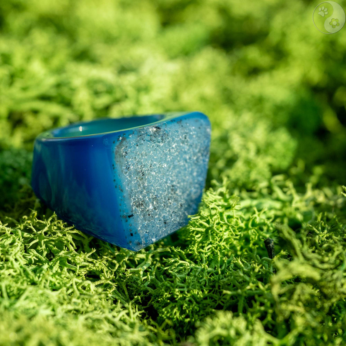 Stein-Ring mit weißem Top auf Moosbett, Heilstein-Schmuck, alternative Methoden