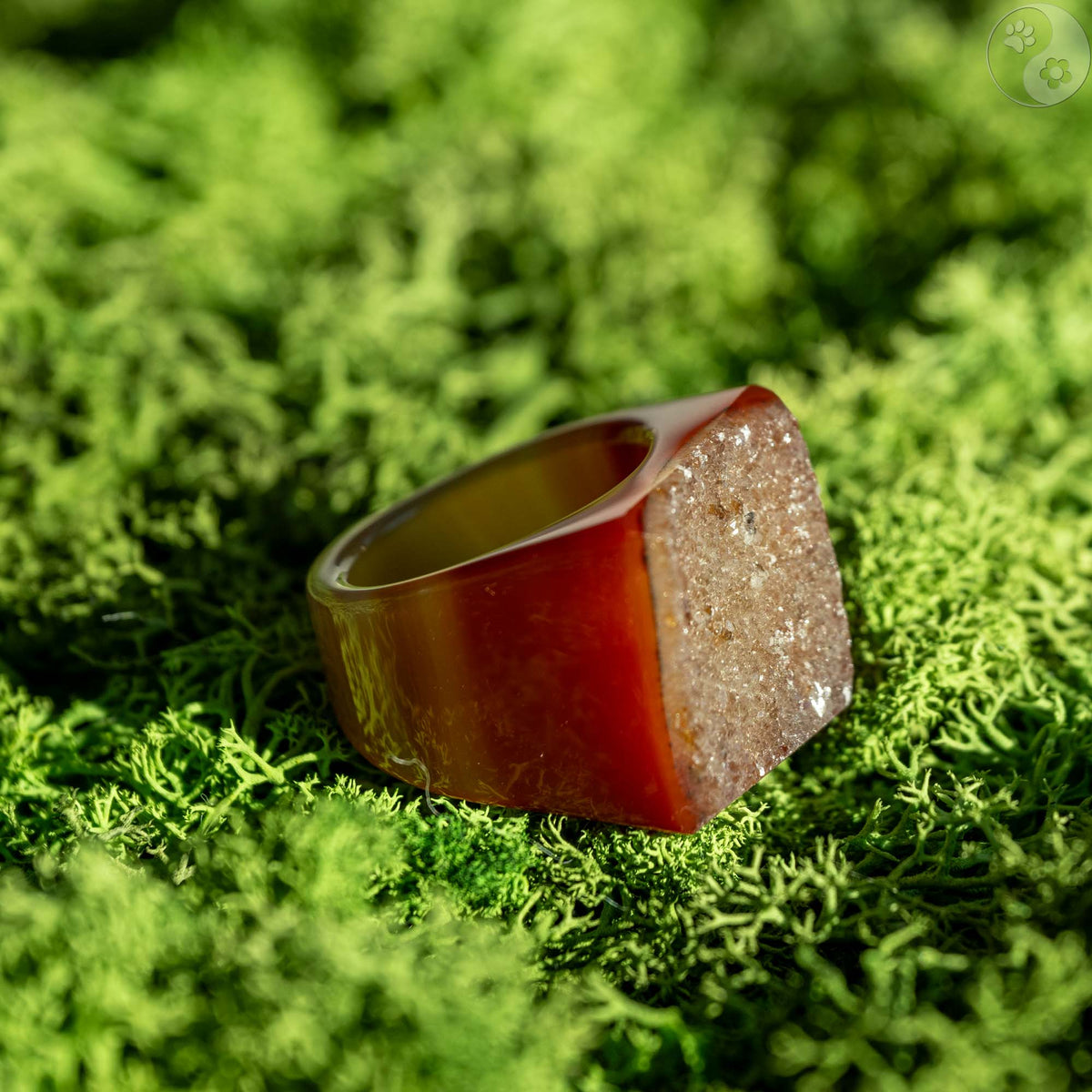 Stein-Ring mit weißem Top auf Moosbett, Heilstein-Schmuck, alternative Methoden